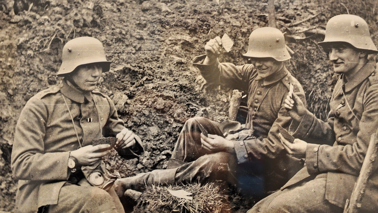 Soldaten spielen Karten