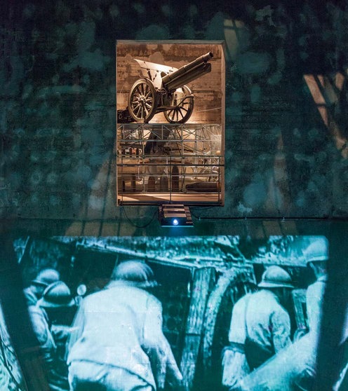 Feldhaubitze und Videoprojektion, die Soldaten zeigt