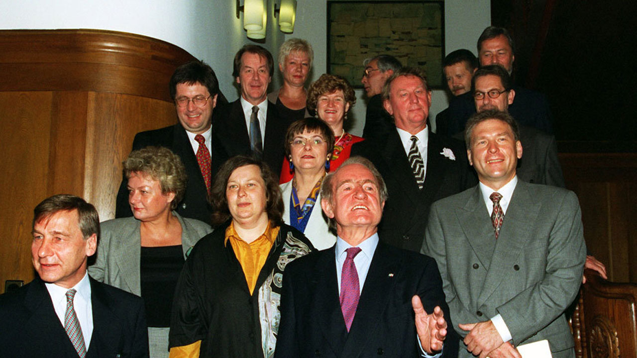 Clement, Wolfgang unten links, mit dem NRW-Kabinett, den Abgeordneten der SPD und Grünen 1995