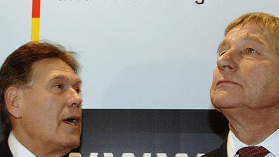 Michael Glos (l.) und Wolfgang Clement vor Schriftzug des Bundesministeriums für Wirtschaft und Technologie