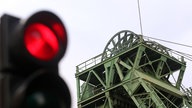 Vor einem der beiden Fördertürme vom Bergwerk West im niederrheinischen Kamp-Linfort zeigt eine Ampel auf Rot