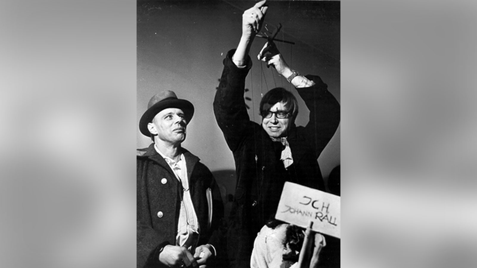 Joseph Beuys stellt 1973 vor Gericht Johannes Rau als lebende Marionette dar