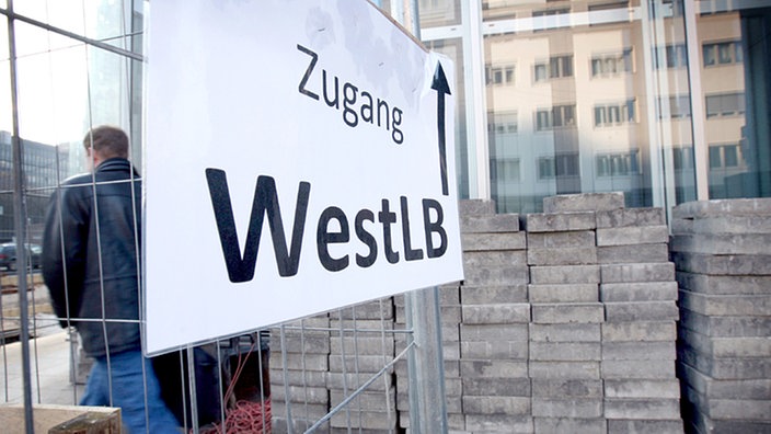 Ein Schild an einer Baustelle weist auf den Eingang der WestLB in Düsseldorf hin