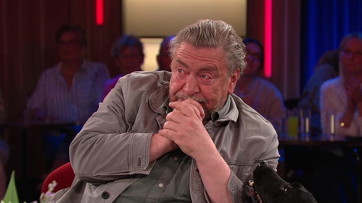 Armin Rohde ist den Tränen nah, sein Hund reagiert