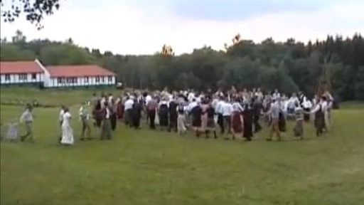Das Bild zeigt ein Treffen der "Artgemeinschaft" im Sommer 2006 zur Sommersonnenwende