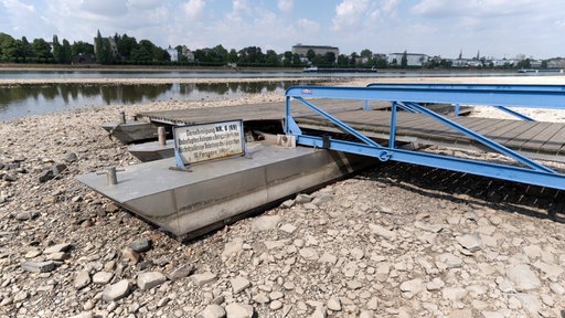 Ein Bootsanleger liegt auf dem Trockenen. Bonn, 16.07.2026.