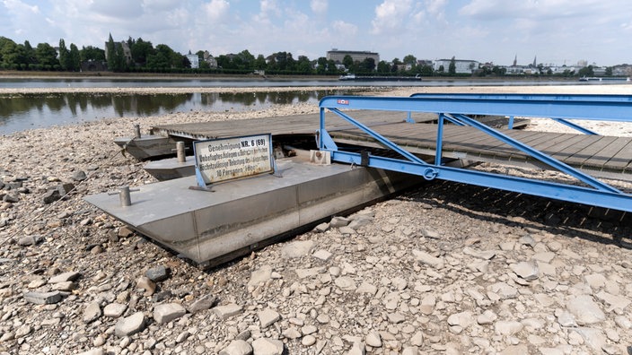 Ein Bootsanleger liegt auf dem Trockenen. Bonn, 16.07.2026.