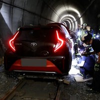 Die Frau fuhr mehrere hundert Meter mit ihrem Pkw in den U-Bahn-Tunnel | Video | TN