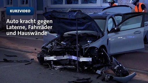 Auto knall gegen Laterne, Fahrräder, Hauswände | Video | TN