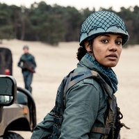 Milly (Abigail Abraham) auf Patrouille in der Außenwelt.
