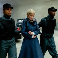 Luz (Lynn Van Royen, M) wird fest genommen.