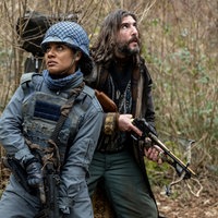 Milly (Abigail Abraham) und Dax (Mustafa Duygulu) in der Außenwelt.