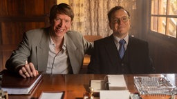 Charlie Miller (Sam Spruell, l.), Douglas Baxter (Joshua McGuire, r.)