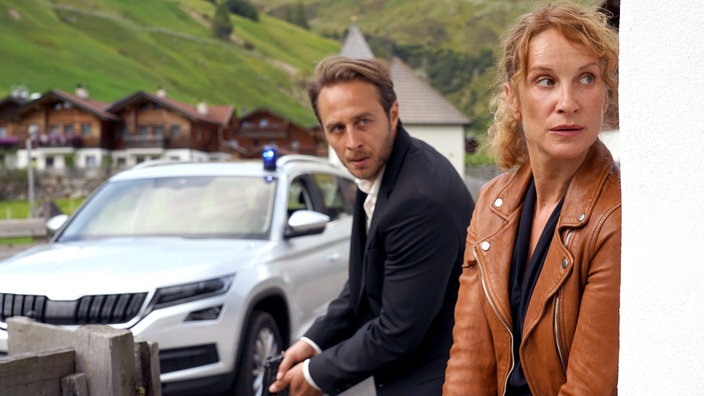 Kommissarin Sonja Schwarz (Chiara Schoras) und ihr Kollege Jonas (Gabriel Raab) bei einem dramatischen Einsatz.