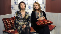 Jana (Jenny Jürgens, r-) freut sich mit Merle (Anja Franke, l.) als diese zugibt, sich Hals über Kopf in Justus verliebt zu haben.