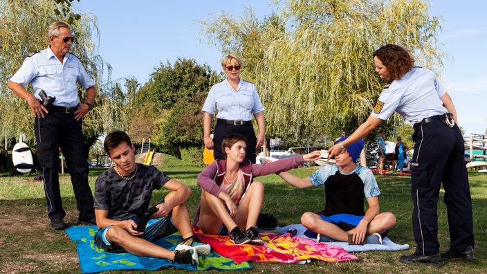 Paul Schott (Tim Wilde, l.), Nele Fehrenbach (Floriane Daniel, M.) und Julia Demmler (Wendy Güntensperger, r.) auf der Suche nach der Surfer-Clique "Böse Freunde: sie kontrollieren die jungen Surfer.