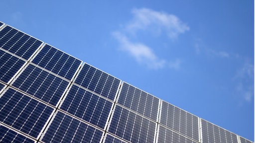 Solarpanels vor blauem Himmel