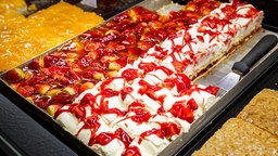 Kuchenauswahl in der Kühltheke