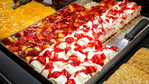 Kuchenauswahl in der Kühltheke