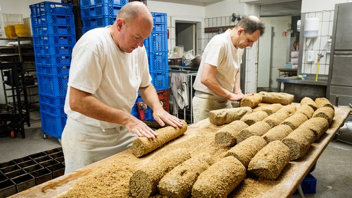 Herstellung von Pumpernickel-Brot in der Traditionsbäckerei Prünte