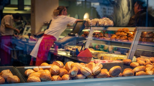 Blick durch die Schaufensterscheibe einer Bäckerei in Köln Neustadt-Nord