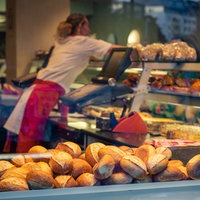 Blick durch die Schaufensterscheibe einer Bäckerei in Köln Neustadt-Nord