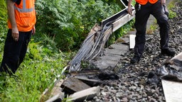 Zerstörte Bahnkabel nach einem Brandanschlag