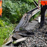 zerstörte Bahngleise sind zu sehen
