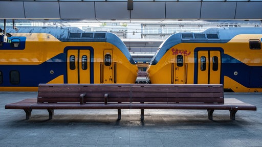 Züge stehen im Bahnhof in Utrecht