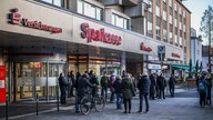 Kunden am morgen vor der Sparkassenfiliale Buer, warten auf die Öffnung