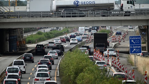 Auf einer Autobahn stauen sich die Fahrzeuge wegen einer Baustelle