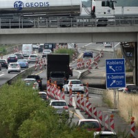 Auf einer Autobahn stauen sich die Fahrzeuge wegen einer Baustelle