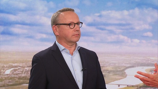 NRW Justizminister Benjamin Limbach bei einem Interview in der Aktuellen Stunde