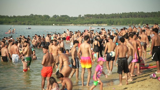 Viele Menschen am Ufer des Silbersees II