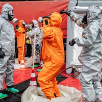 Einsatzkräfte der Feuerwehr Köln üben das Ablegen kontaminierter Schutzkleidung nach dem Einsatz