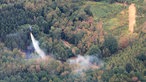 Ein Hubschrauber beim Löscheinsatz im Waldbrandgebiet im Hürtgenwald. Mehrere Hundert Hektar Waldfläche stehen im Hürtgenwald in Flammen.