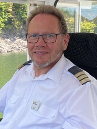 Kapitän Klaus Blumberg fährt seit 2003 täglich mit dem Schiff über den Rursee