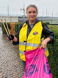 Frau beteiligt sich am world clean up day in Bonn