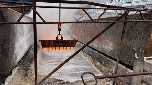 Wanne mit flüssigem Zink in Industriehalle 