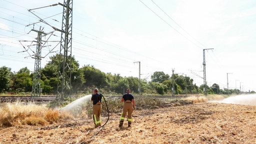 Feuerwehrkräfte bei den Löscharbeiten zwischen Köln und Düsseldorf
