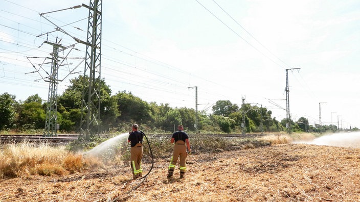 Feuerwehrkräfte bei den Löscharbeiten zwischen Köln und Düsseldorf
