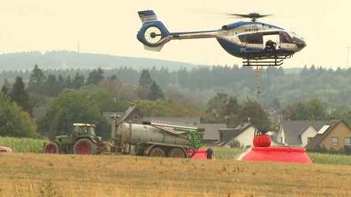 Landwirte unterstützen als "Wasserträger" die Löscharbeiten.