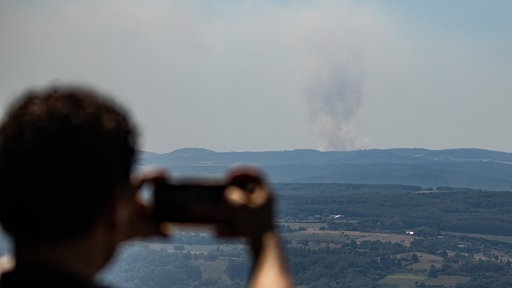 Der Brand im Hürtgenwald/Kreis Düren ist 63 Kilometer weiter vom Petersberg bei Köngiswinter zu sehen