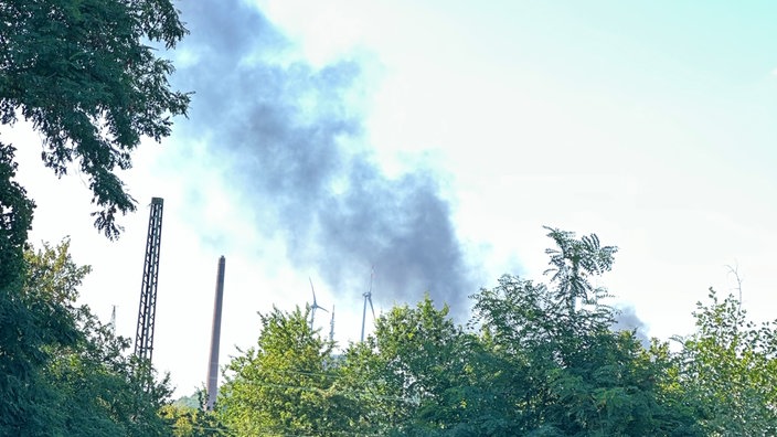 Rauchwolke bei Brand in Raffinerie in Gelsenkirchen