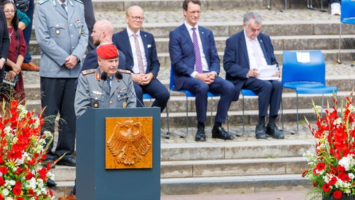 Brigadegeneral Hans-Dieter Müller beim Gelöbnis von Rekruten in Düsseldorf