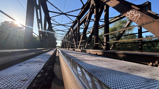 Die Sonne scheint auf die Schienen der Eisenbahnbrücke in Opladen 