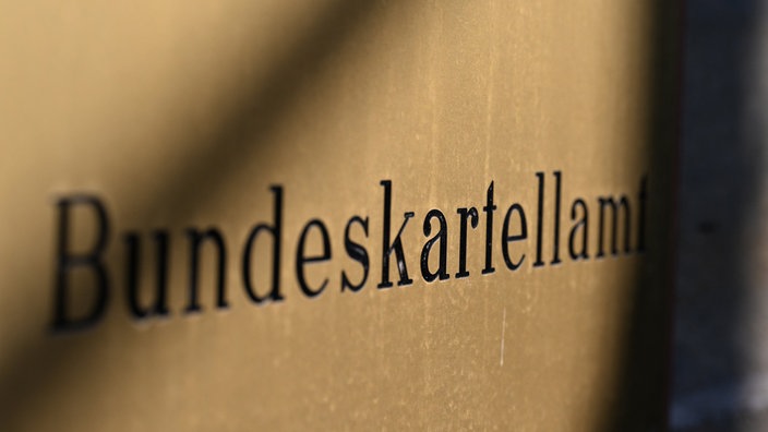 Schriftzug "Bundeskartellamt" auf braunem Hintergrund