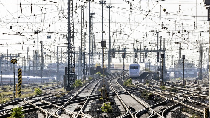 Gleisvorfeld vor einem Bahnhof