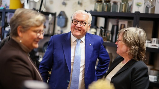 Bundespräsident Frank-Walter Steinmeier besucht in Hattingen ein Geschäft für Dekoartikel