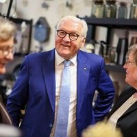 Bundespräsident Frank-Walter Steinmeier besucht in Hattingen ein Geschäft für Dekoartikel